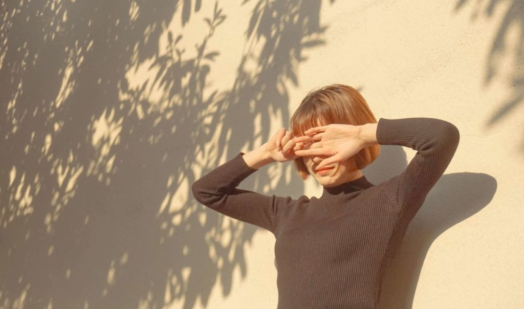 Frau-mit-Rollkragenpullover-in-Sonne