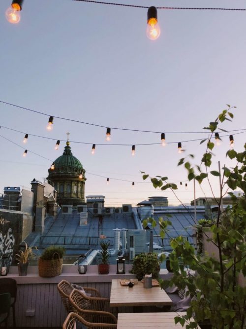 Balkon-am-Abend-über-Stadt