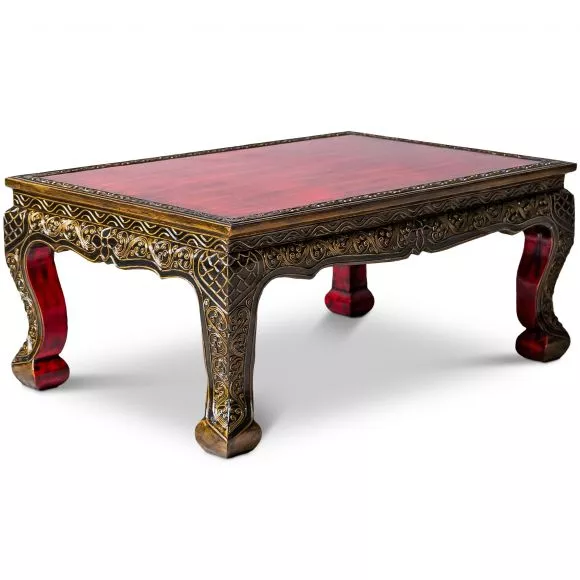 Opiumtisch mit goldfarbener Verzierung und roter Tischplatte