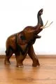 Holzelefanten, Elefant aus Holz, Glckselefant, Rssel oben, gro