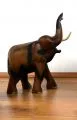 Holzelefanten, Elefant aus Holz, Glckselefant, Rssel oben, mittel