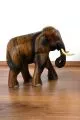 Elefanten aus Holz, Rssel hngend, klein