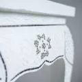 Hoher Opiumtisch mit Mosaikverzierungen  wei