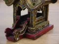 Kleines, asiatisches  Geisterhaus  mit Steinchen verziert