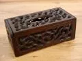 Asiatische  Taschentcherbox  mit Schnitzereien