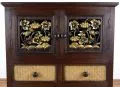 Asiatischer Schrank mit Schnitzereien und Rattan verziert, Nr.8b