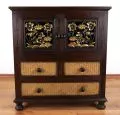 Asiatischer Schrank mit Schnitzereien und Rattan verziert, Nr.8b