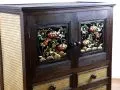 Asiatischer Schrank mit Schnitzereien und Rattan verziert, Nr.8a, bunt