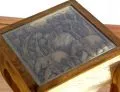 Asiatischer Tisch mit Schnitzerei, 50 cm hoch (Natur)