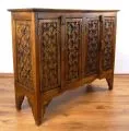 Massives Sideboard mit Blumenmuster, Nr.68