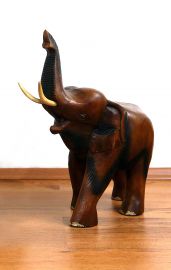 Holzelefanten, Elefant aus Holz, Glückselefant, Rüssel oben, mittel