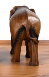 Elefanten aus Holz, Rüssel hängend, mittel